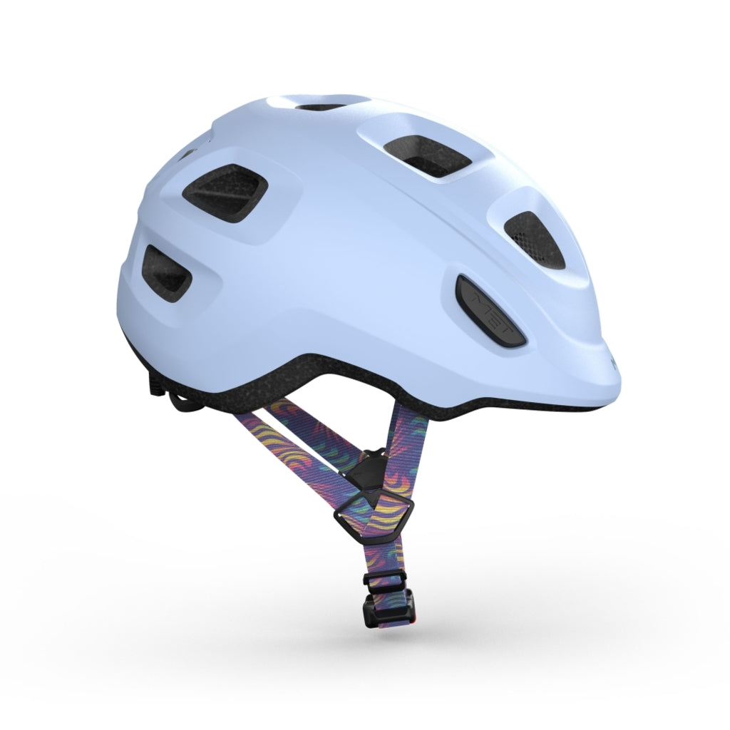 Kinderfietshelm van MET met kleurrijk ontwerp en ventilatiegaten, geschikt voor jonge fietsers.