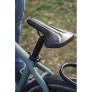 Zwart Selle Italia GT 1 L2 stadsfiets- en e-bike zadel met aluminium bevestiging Ø7 mm, comfortabel en lichtgewicht.