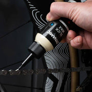 Dynamiс Slick Wax Lube wax en olie voor smering, met glans en bescherming, zichtbaar in de afbeelding.