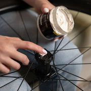 Dynamic Galli Grease Pro 200 ml lagervet pot naast fietsborstels, smeermiddel voor fietsen en onderdelen