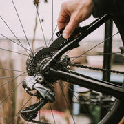 Dynamic Claw Detail borstel voor fiets, multifunctioneel voor ketting en cassette, met stevige handgreep en roestvrijstalen haren.