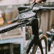 Zwarte Dynamic fietsborstel met zachte haren en rubberen rand voor het schoonmaken van fietsen.