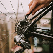 Zwarte Dynamic Grs fietsbostel voor het reinigen van derailleur en drivetrain, geschikt voor grondige fietsreiniging.