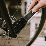 Zwarte Dynamic fietsborstel met zachte haren voor het reinigen van wielen en onderdelen, geschikt voor fietsen.