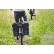 Basil Move dubbele fietstas van 30 liter, waterafstotend, universeel brugmontage, zwart met reflectie details