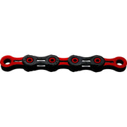 Zwarte en rode KMC DLC11 fietsketting met 118 waxed schakels voor 11-speed racefietsen, zichtbaar op de afbeelding.