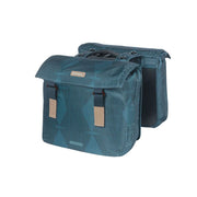 Basil Elegance Mik dubbele fietstas in groen, 40-49 liter, bevestigt aan fiets achterdrager, waterbestendig en stevig ontworpen.