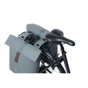 Basil City dubbele fietstas 28-32 liter, waterafstotend, geschikt voor MIK drager, zwart met reflectie details