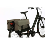 Nieuwe Looxs Joli dubbele fietstas van 37 liter, gemaakt van gerecycled polyester, hangt aan een fiets met twee vakken