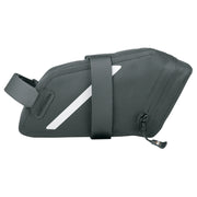 Zwarte SKS Trail zadeltas van spatwaterdicht polyester voor fietsaccessoires, bevestigd aan fietsframe.