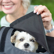Zwarte KLICKfix Doggy Sunshade zonnescherm bevestigd op fiets, biedt schaduw en bescherming voor honden tijdens ritten.