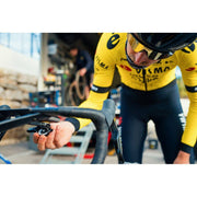 CloseTheGap HideMyBell Raceday4 Evo zwart staal fietsbel op een fiets gemonteerd, zichtbaar van dichtbij.