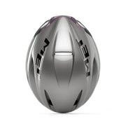 Racefietshelm MET Manta Mips met aerodynamisch ontwerp en ventilatieopeningen, geschikt voor wielrennen en veiligheid.