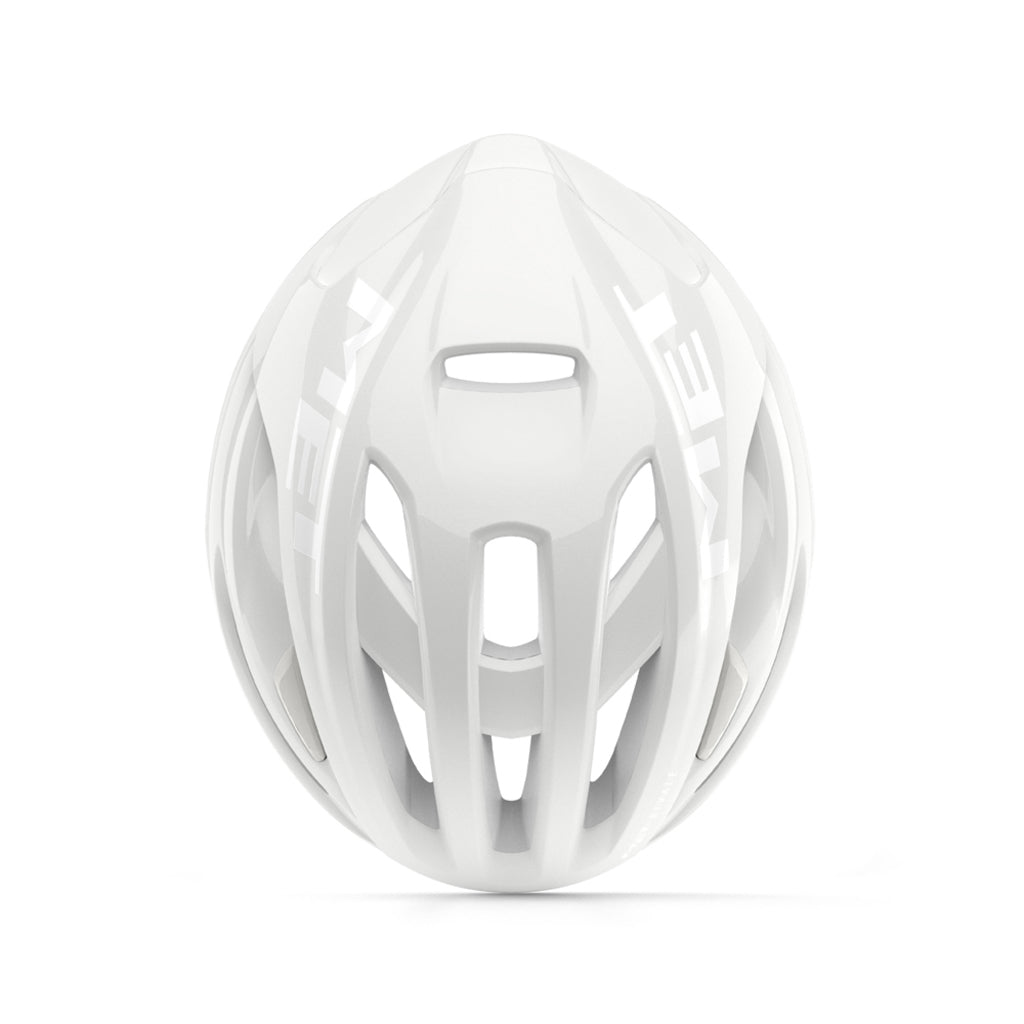 MET Rivale Mips racefietshjelm met aerodynamisch ontwerp en ventilatieopeningen, geschikt voor wielrenners.