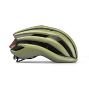 Racefiets helm MET Trenta Mips met ventilatiegaten en verstelbare riem, ontworpen voor comfort en veiligheid tijdens het fietsen.
