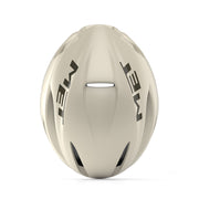 Zwarte MET racefietshelm Manta Mips met ventilatiegaten en verstelriem, ontworpen voor wielrenners, op een witte achtergrond.