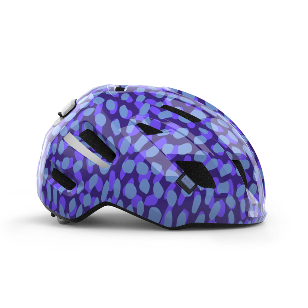 E-bike helm van MET met ventilatiegaten en verstelbare straps, ontworpen voor comfortabel en veilig fietsen.