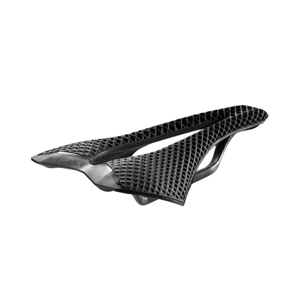 Zwart Selle Italia SLR Carbon 3D racefiets en MTB zadel met aerodynamisch design en lichtgewicht carbon constructie.