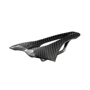 Zwart Selle Italia SLR Carbon 3D racefiets en MTB zadel met aerodynamisch design en lichtgewicht carbon constructie.