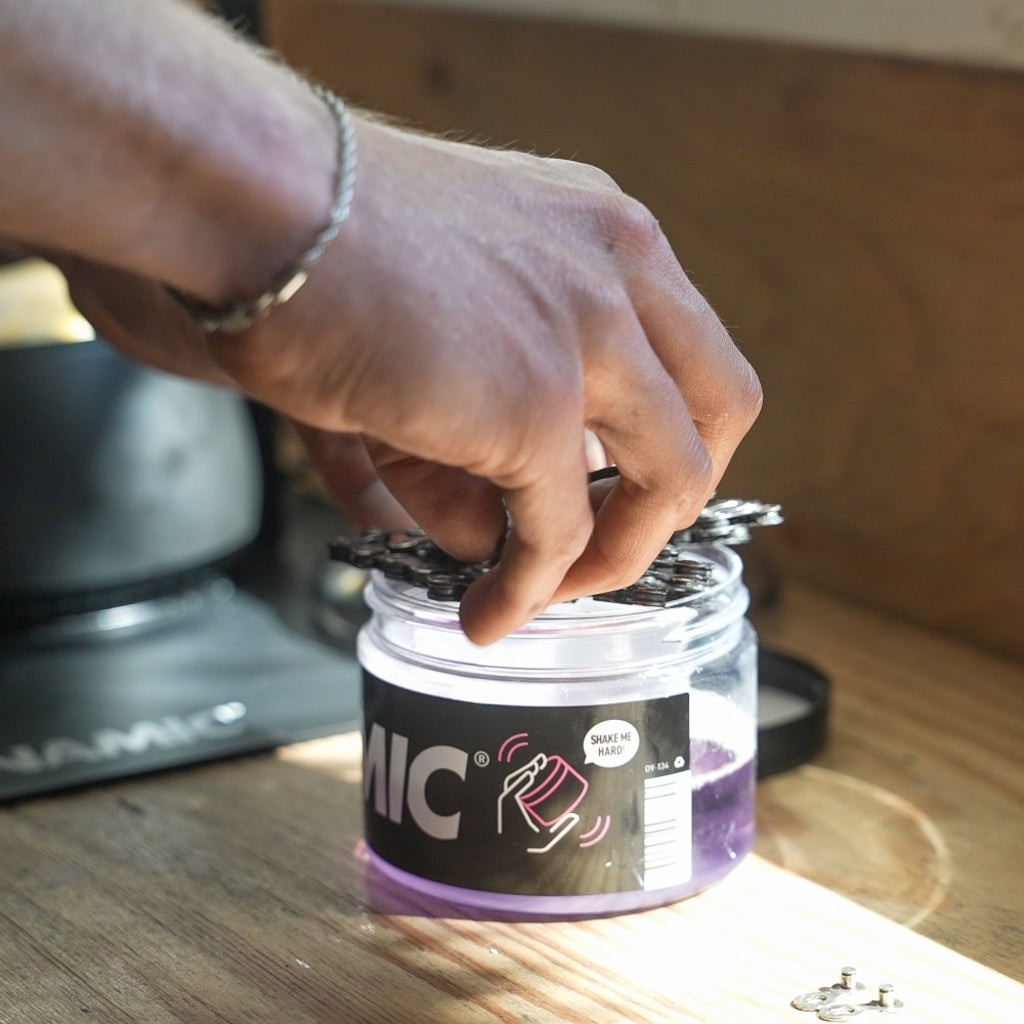 Dynamic Shake It Off 500 ml kettingreiniger voor het ontvetten van kettingen en onderdelen in de motorruimte.
