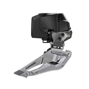 Zwarte Sram Rival eTap AXS D1 12V voor derailleur van aluminium, zichtbaar met kabel en montagebeugel.