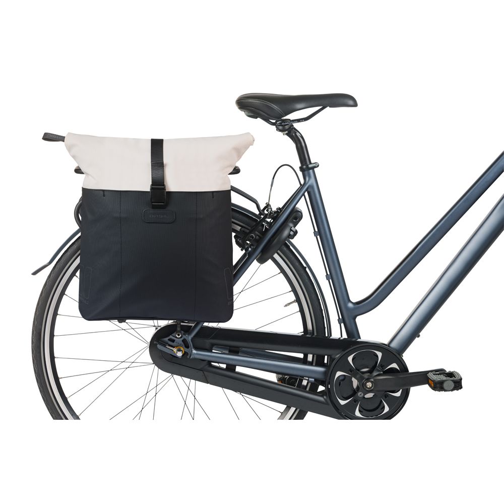 Basil Vive Mik Hooks fietstas voor een enkele bike, waterdicht, gerecycled PET, geschikt voor 15-20 liter lading, in zwart