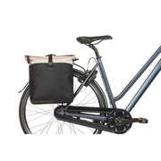 Dubbele Basil Vive fietstas van gerecycled PET, geschikt voor MIK 28-35 liter, in zwart met reflectie details.