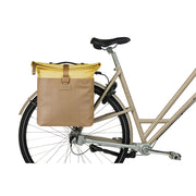 Basil Vive dubbele fietstas van gerecycled PET, geschikt voor MIK 28-35 liter, zwart met rode accenten en verstelbare riemen