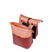 Dubbele fietstas van Basil Vive, gemaakt van gerecycled PET, geschikt voor fietsframes 28-35 liter, zwart met reflectie.