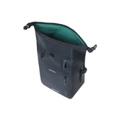 Basil Rivo M MIK Enkel fietstas van waterdicht tarpaulin, geschikt voor 12-15 liter, in zwart met reflecterende details