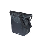 Basil Rivo M MIK enkel fietstas van waterdicht tarpaulin, geschikt voor 12-15 liter, zwart, bevestiging op fiets.