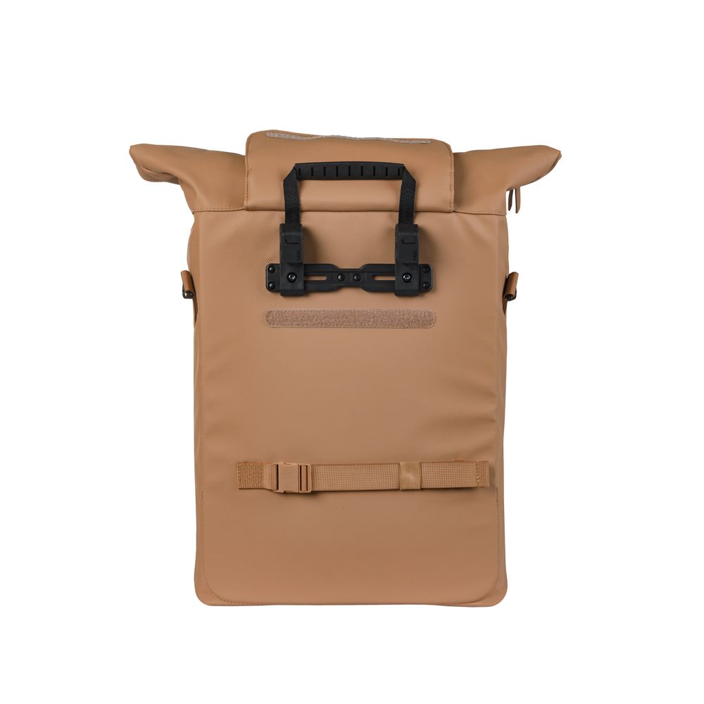Basil Brooklyn Mik Hooks schoudertas voor fiets, 17L, gemaakt van gerecycled PET, in zwart met verstelbare schouderriem