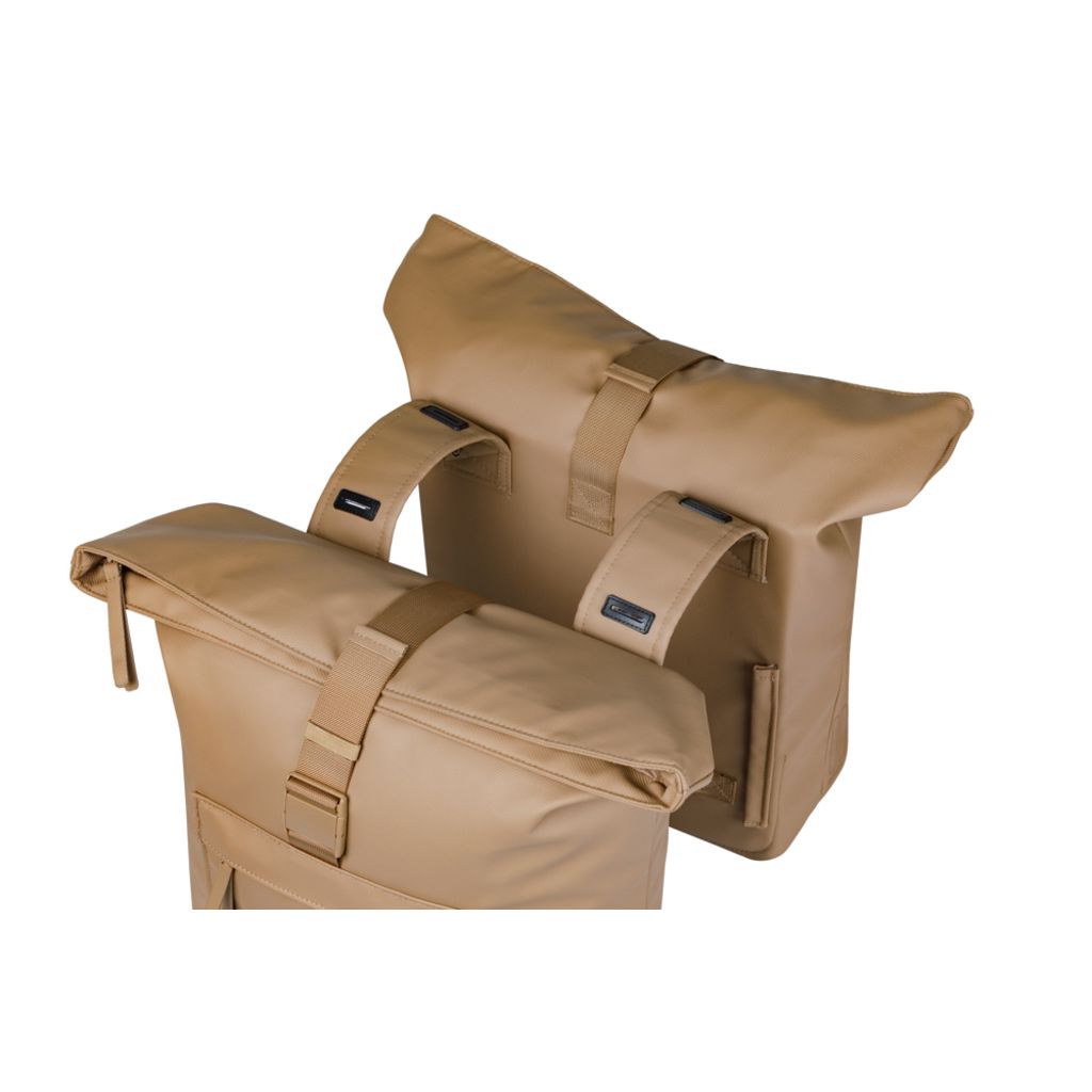 Basil Brooklyn dubbele fietstas van gerecycled PET, ruime 41 liter, bevestiging voor achterfiets, zwart met reflecterende details