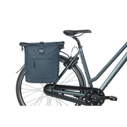 Dubbele Basil Brooklyn fietstas van gerecycled PET, ruime 41 liter bagage voor aan je fiets, in zwart met reflecterende details