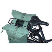 Basil Brooklyn dubbele fietstas van gerecycled PET, ruime 41 liter, zwart met reflecterende details, geschikt voor achterop de fiets