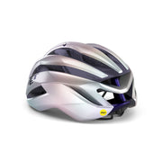 MET Trenta 3K Carbon MIPS racefietshelm met aerodynamisch ontwerp en ventilatie, zwart met rode accenten, op een fietser gedragen.