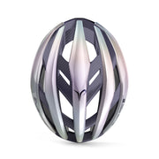 MET Trenta 3K Carbon MIPS racefietshelm met aerodynamisch ontwerp en ademende ventilatieopeningen, geschikt voor wielrenners.