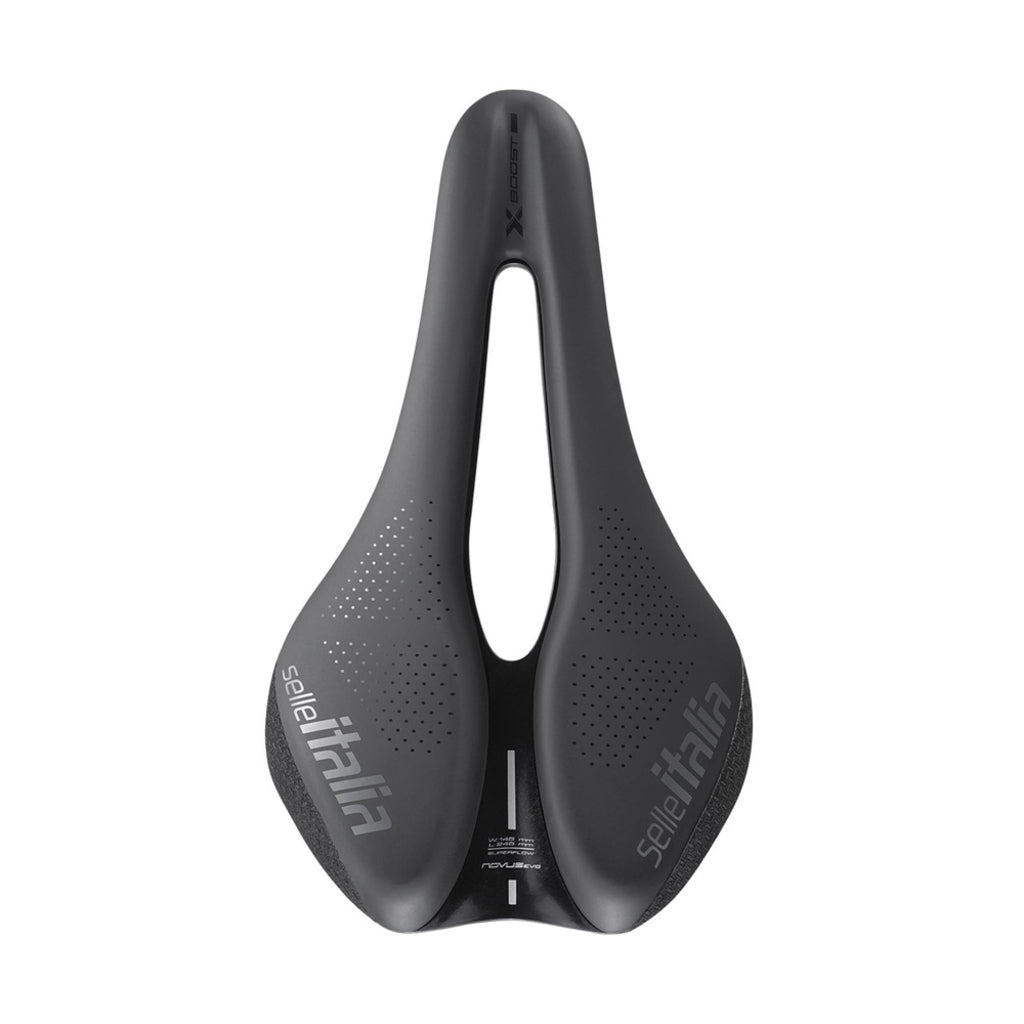 Selle Italia Novus Boost Evo Superflow racefiets en MTB zadel, zwart met blauwe details, ergonomisch ontwerp voor comfortabel fietsen