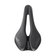 Selle Italia Novus Boost Evo Superflow racefiets en MTB zadel, zwart met blauwe details, ergonomisch ontwerp voor comfortabel fietsen