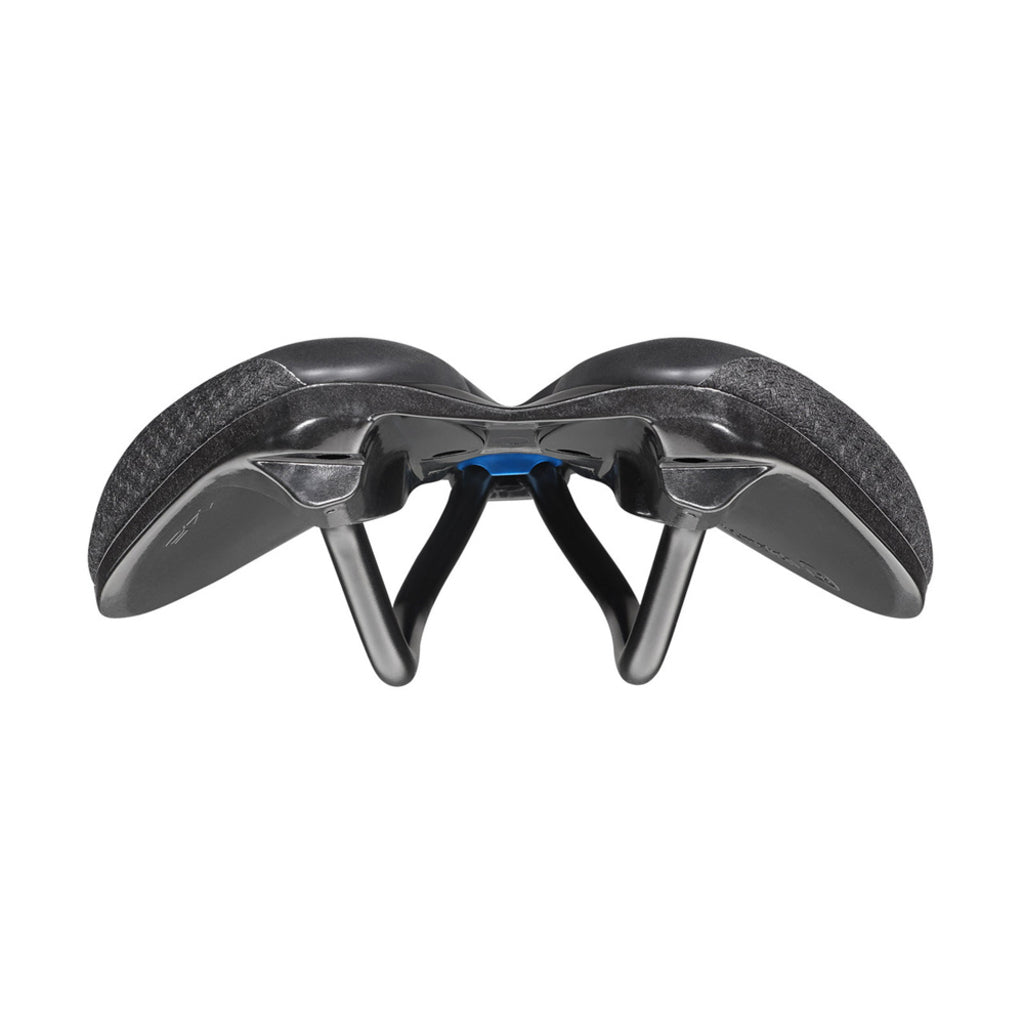 Selle Italia Novus Boost Evo Superflow racefiets en MTB zadel, zwart met lichte constructie en ergonomisch ontwerp.