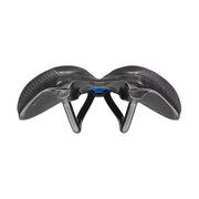 Selle Italia Novus Boost Evo Superflow racefiets en MTB zadel, zwart met lichte constructie en ergonomisch ontwerp.