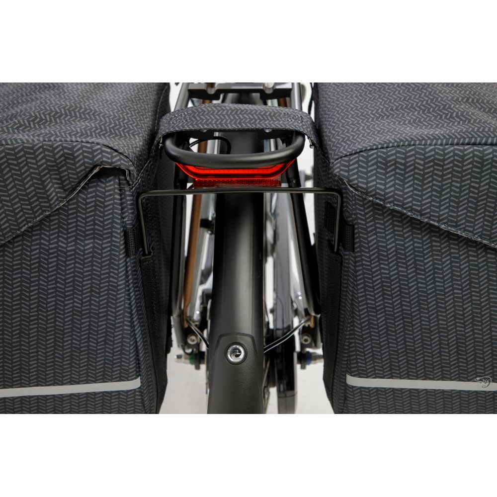 Dubbele fietstas van New Looxs Mondi Joy met 38 liter capaciteit, geschikt voor bagage en boodschappen.