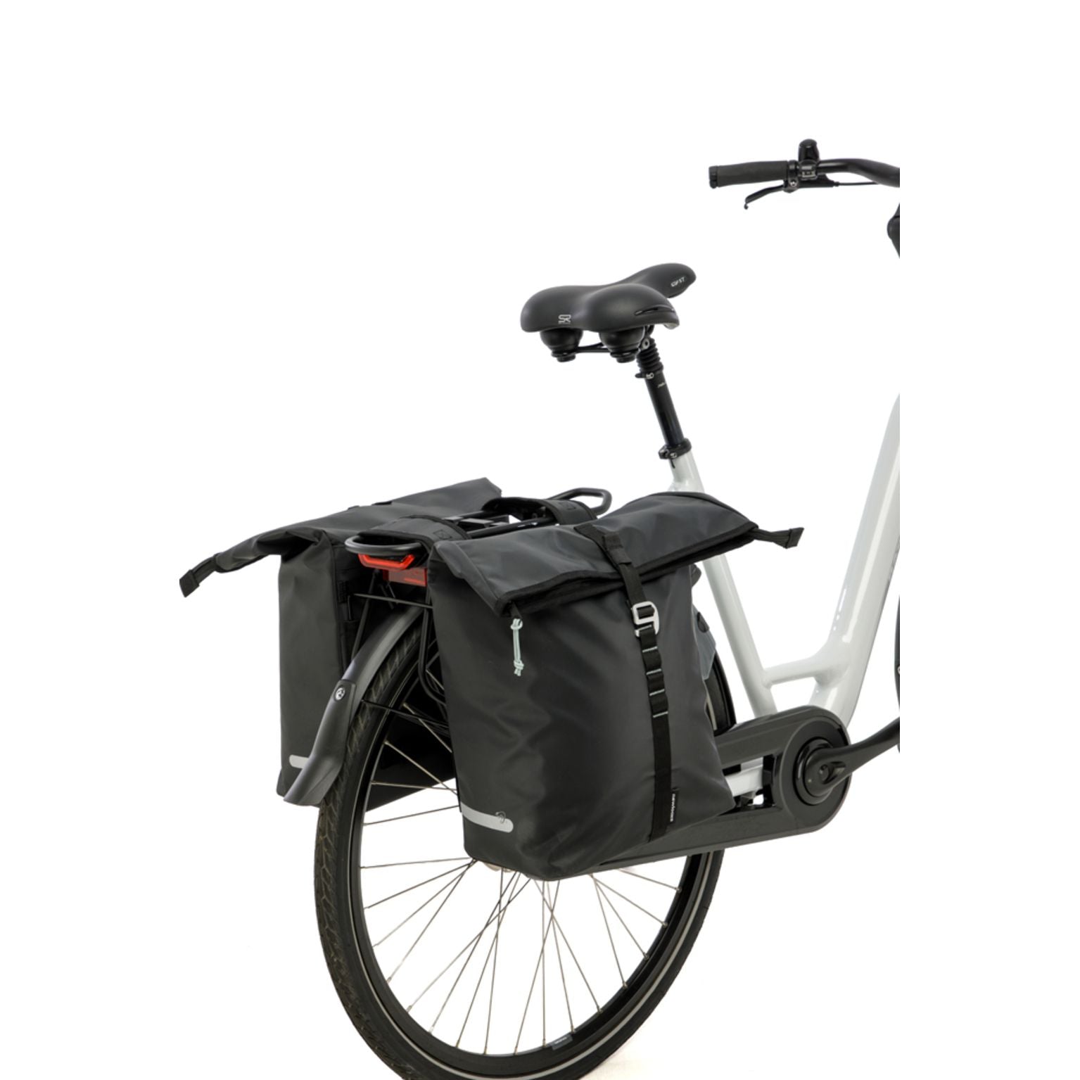 Zwarte New Looxs Cantos dubbele fietstas met 36 liter inhoud, bevestigd aan fietsdragers, geschikt voor dagelijks gebruik.