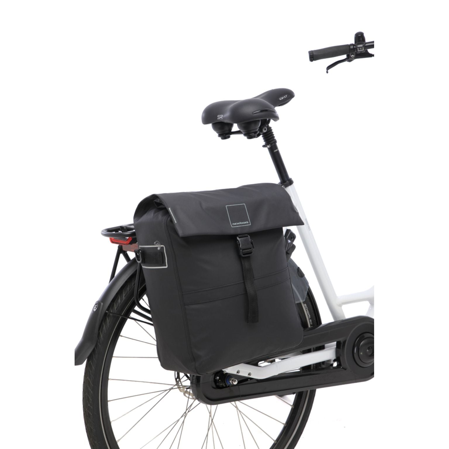 Nieuwe Looxs Leeds enkele fietstas van 19 liter, gemaakt van gerecycled polyester, bevestigd aan een fiets.