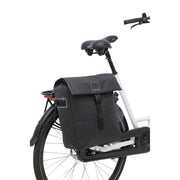 Nieuwe Looxs Leeds enkele fietstas van 19 liter, gemaakt van gerecycled polyester, op een fiets bevestigd.