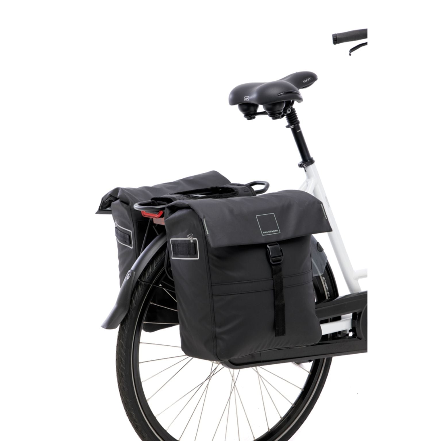 Nieuwe Looxs Leeds dubbele fietstas van gerecycled polyester met ruime 38-liter capaciteit, geschikt voor fietsdrager.