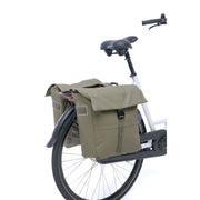 Nieuwe Looxs Leeds dubbele fietstas van gerecycled polyester met ruime 38-liter capaciteit, bevestigd aan fietsdrager