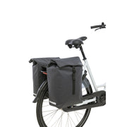 Dubbele fietstas van New Looxs Hamar MIK 2.0 in anthraciet, met ruime 38-liter capaciteit voor fietsaccessoires.