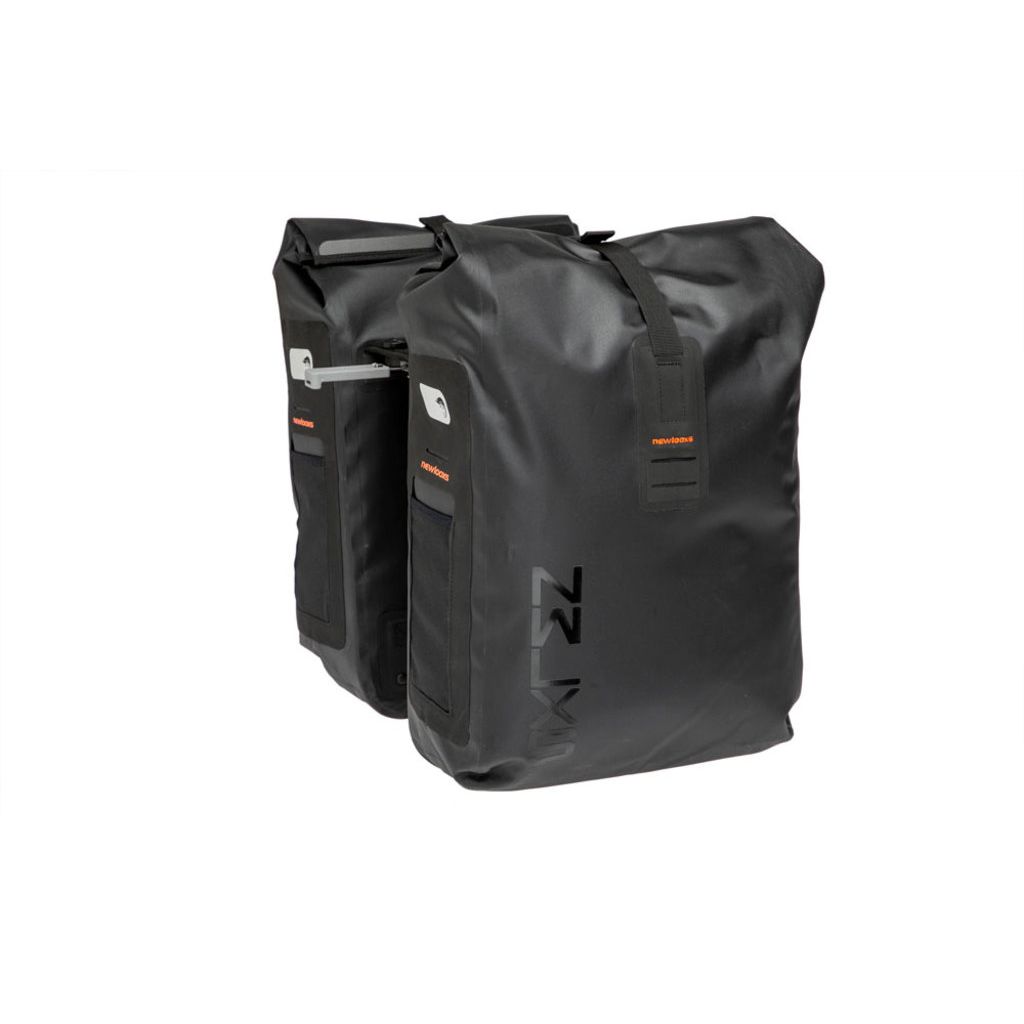 Dubbele fietstas van New Looxs Varo MIK 40 liter, waterdicht en stevig, bevestigd aan fietsdrager met reflecterende details.