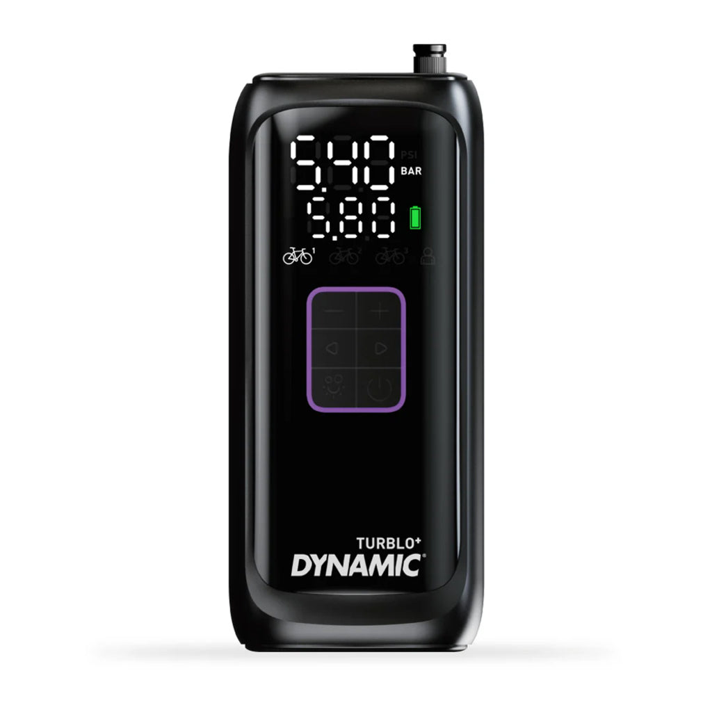 Elektrische fietspomp van Dynamic met digitale drukmeter, geschikt voor maximaal 10 bar, toont nauwkeurige drukmeting.